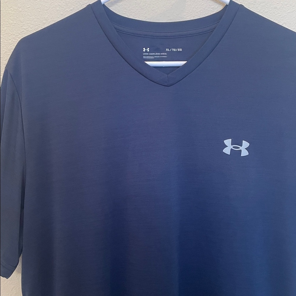 Under Armour Loose V Neck Shirt Size XL - Picture 2 of 5